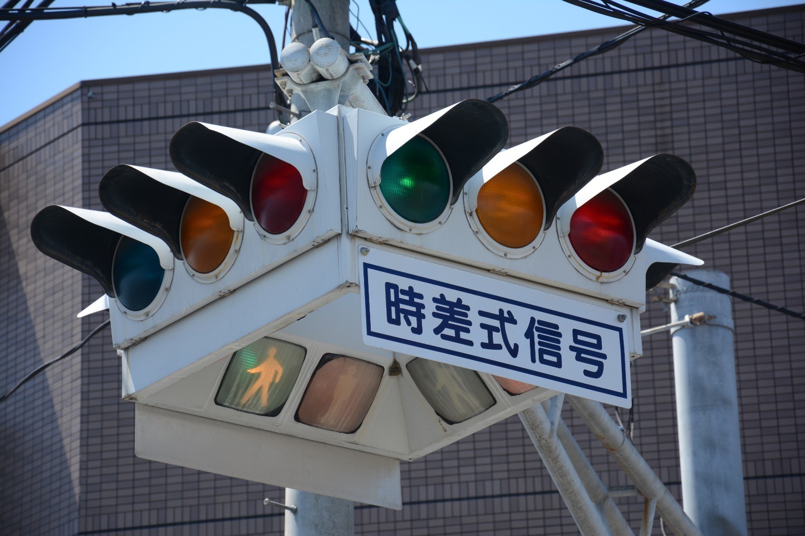 なとりん 今日は巷で有名な Ufo信号機 を撮りに 正式には 懸垂型交通信号灯器 といいます Wug Fun Wugtodon